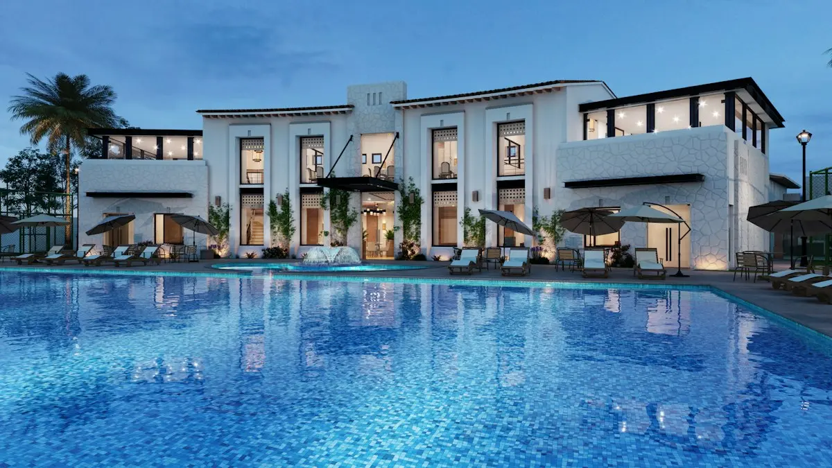 Beyaz mimarili otel binası ve havuz