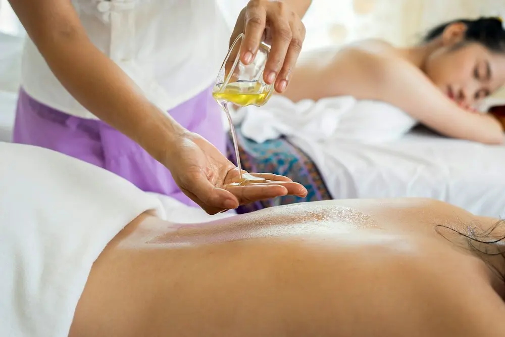Yağ masajı yapılan spa seansı